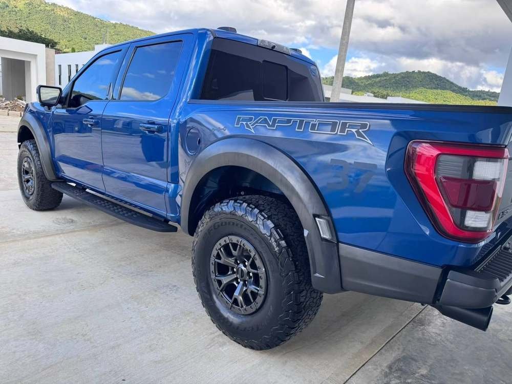 Ford Raptor azul, lateral trasero con brillo