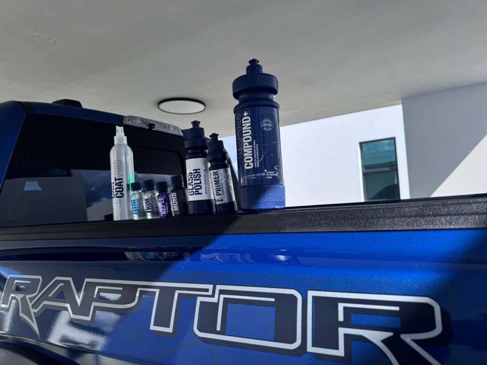 Línea de productos GYEON sobre platón de pickup Raptor
