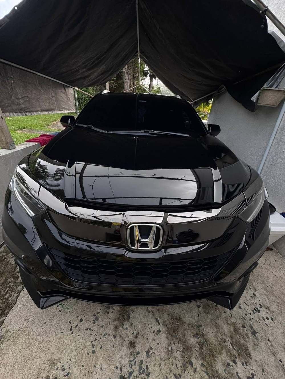 Honda negro, frente con parrilla y emblema brillante