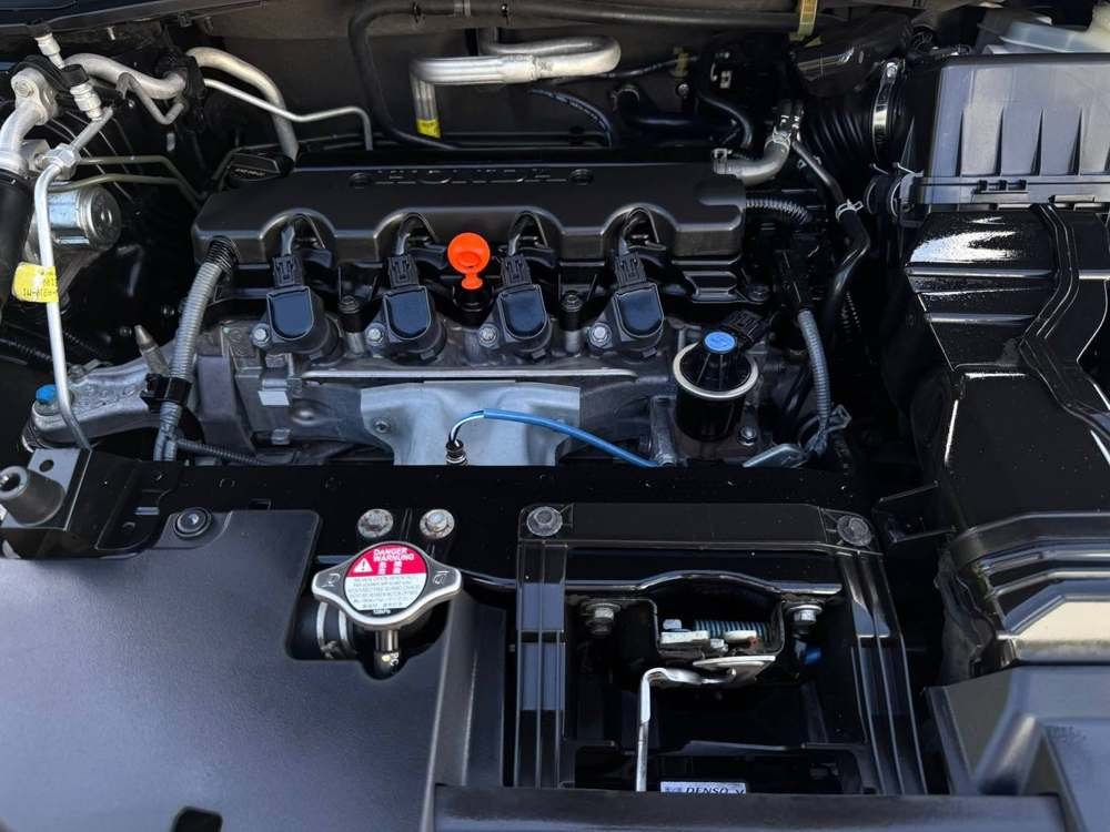 Bahía de motor de Honda limpia y detallada