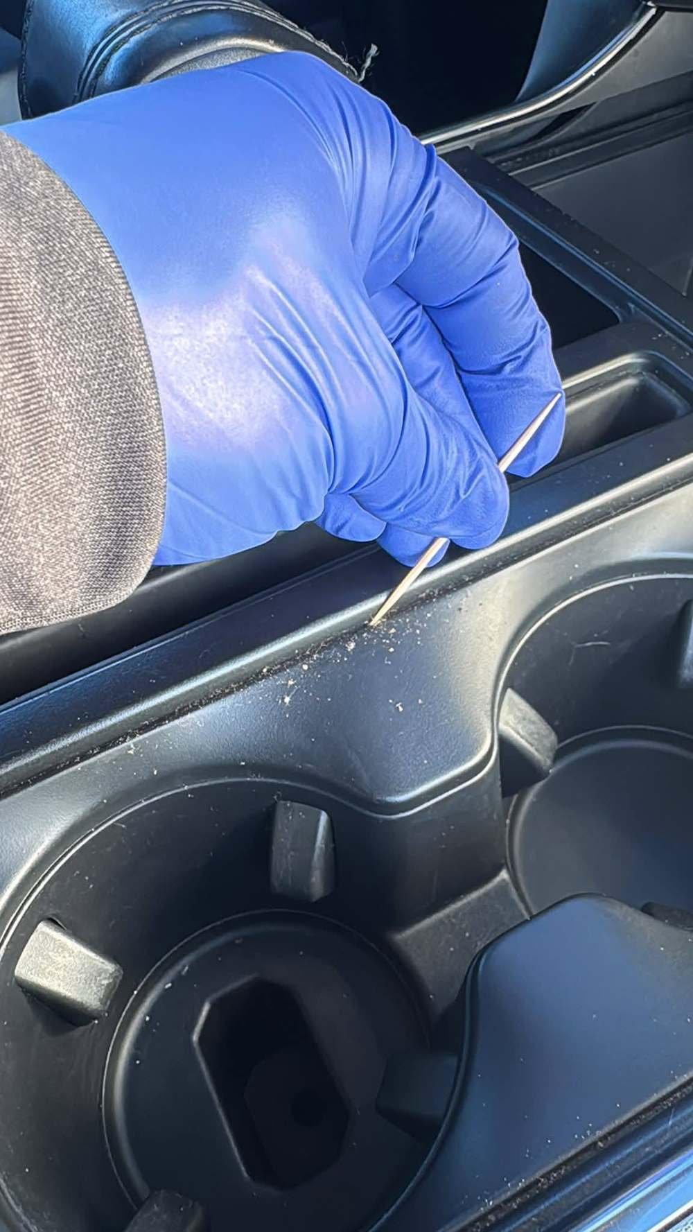Limpieza de detalle en porta vasos con palillo
