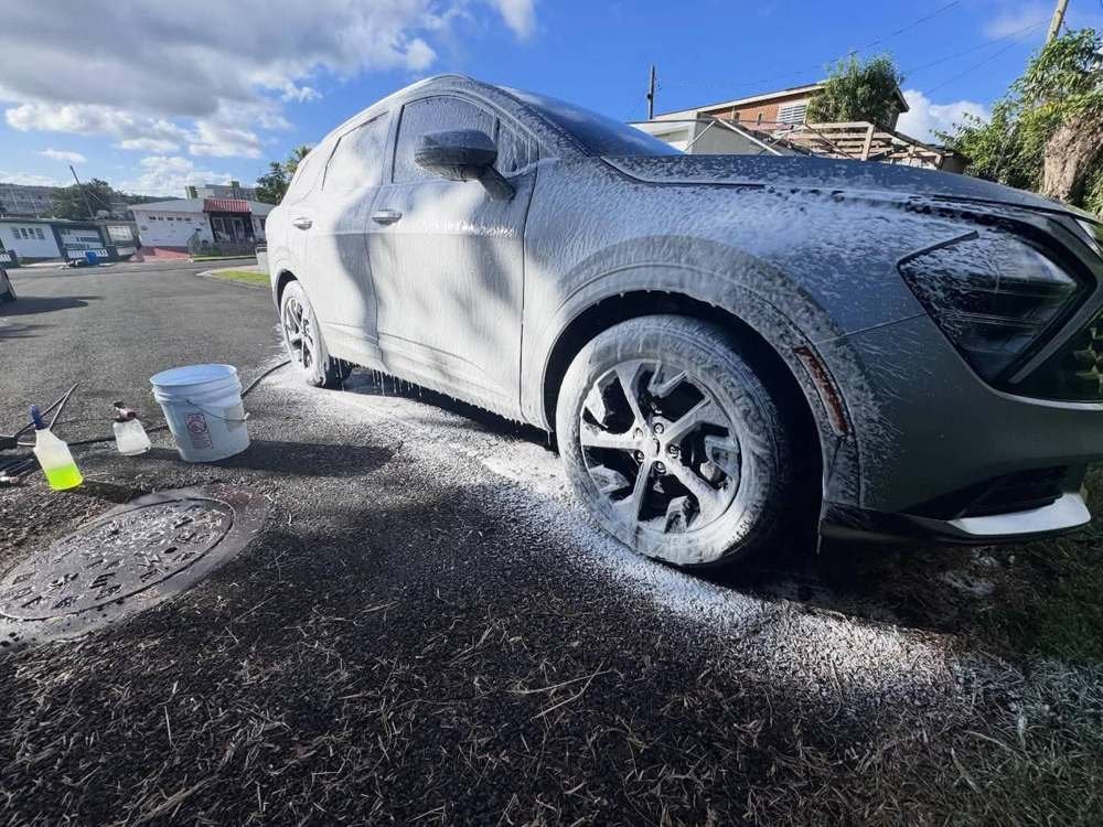 SUV gris cubierta en espuma de pre-lavado