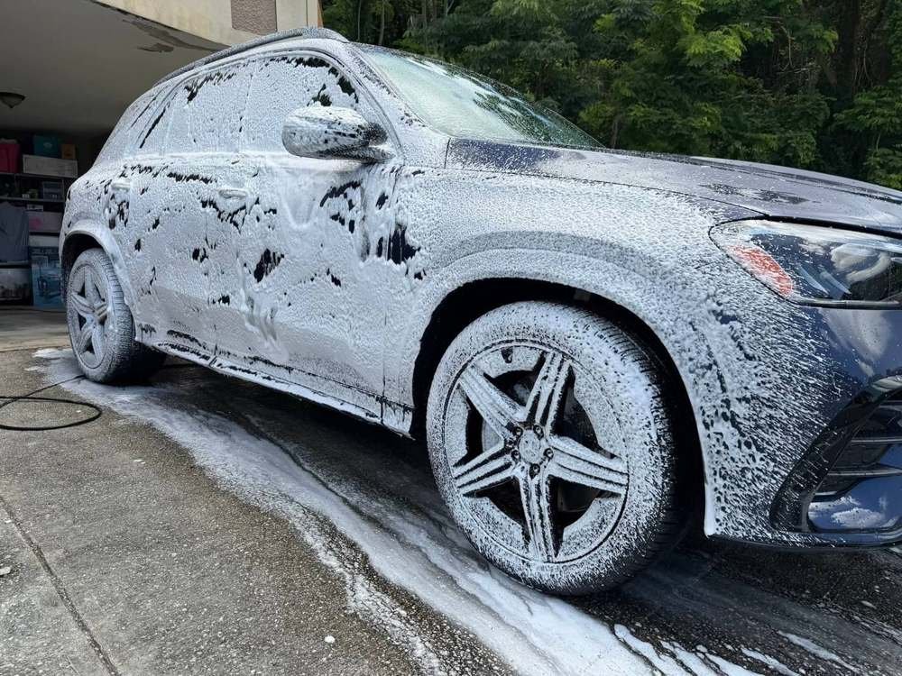 Mercedes GLE cubierto en espuma junto a rin