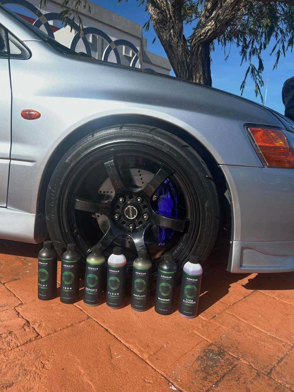 Línea completa de productos Armour junto a rin deportivo