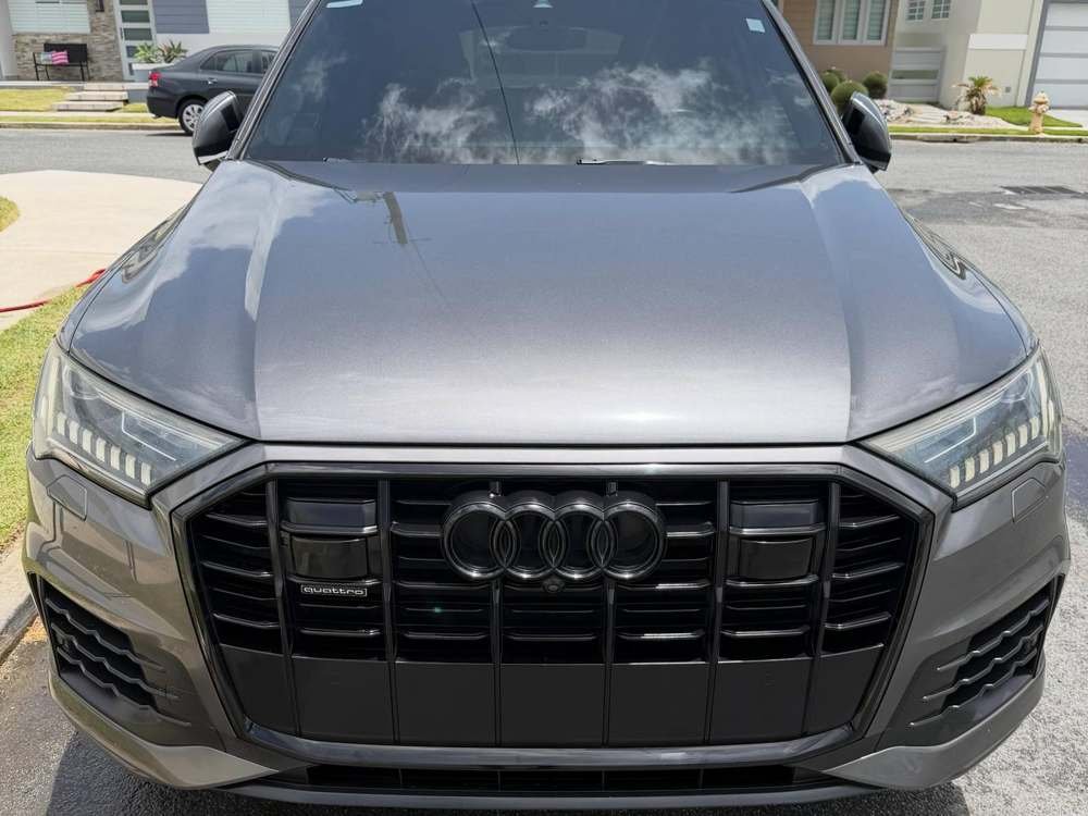 Audi Q7 gris, frente con parrilla y emblema
