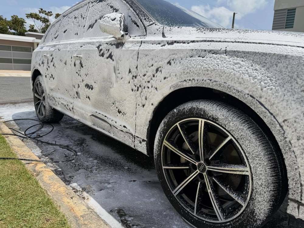 Audi Q7 gris cubierto en espuma de pre-lavado