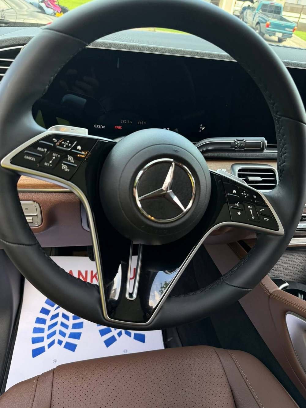 Volante e interior de Mercedes con tapete de agradecimiento