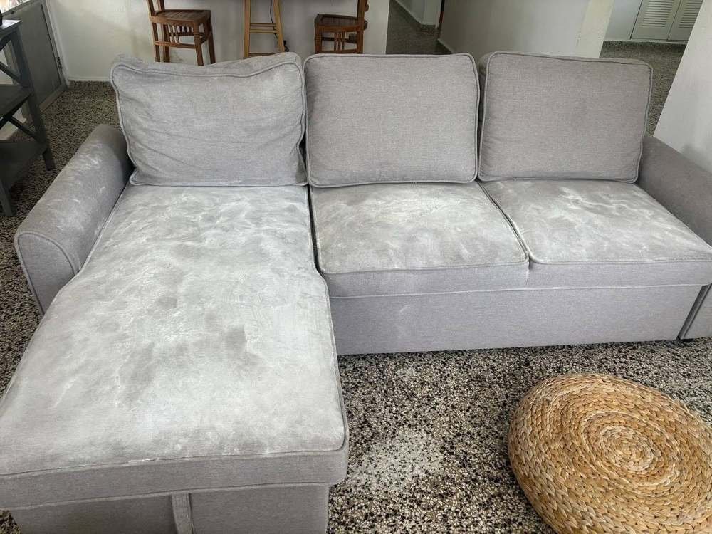 Sofá seccional gris durante extracción profunda