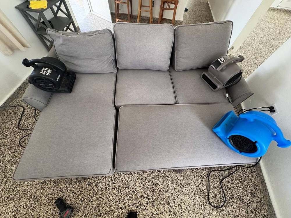 Sofá seccional secando con sopladores de aire forzado